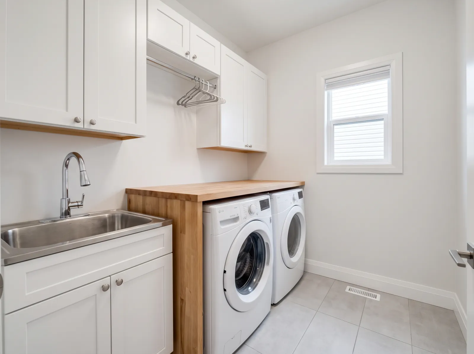 Laundry room with the Snaptolist finish